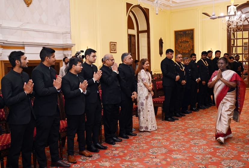 भारतीय नौसेना सामग्री प्रबंधन सेवा और भारतीय नौसेना आयुध सेवा के प्रशिक्षु अधिकारियों ने राष्ट्रपति से मुलाकात की