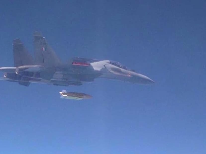 DRDO ने Su-30 MKI से स्वदेशी 1000 किलोग्राम ग्लाइड बम 'गौरव' का सफल परीक्षण किया