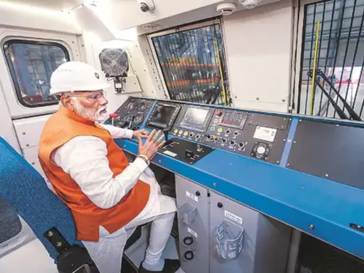 PM Modi Launches India’s Most Powerful 9000 HP Freight Locomotive from Dahod
