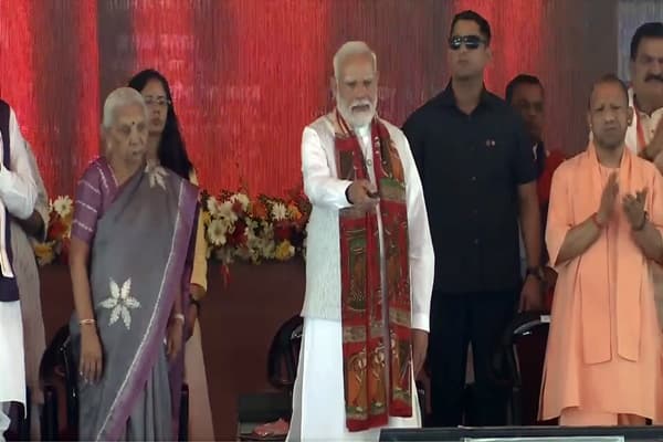 पीएम मोदी ने वाराणसी में 3,038 करोड़ रुपये की 44 विकास परियोजनाओं का उद्घाटन और शिलान्यास किया