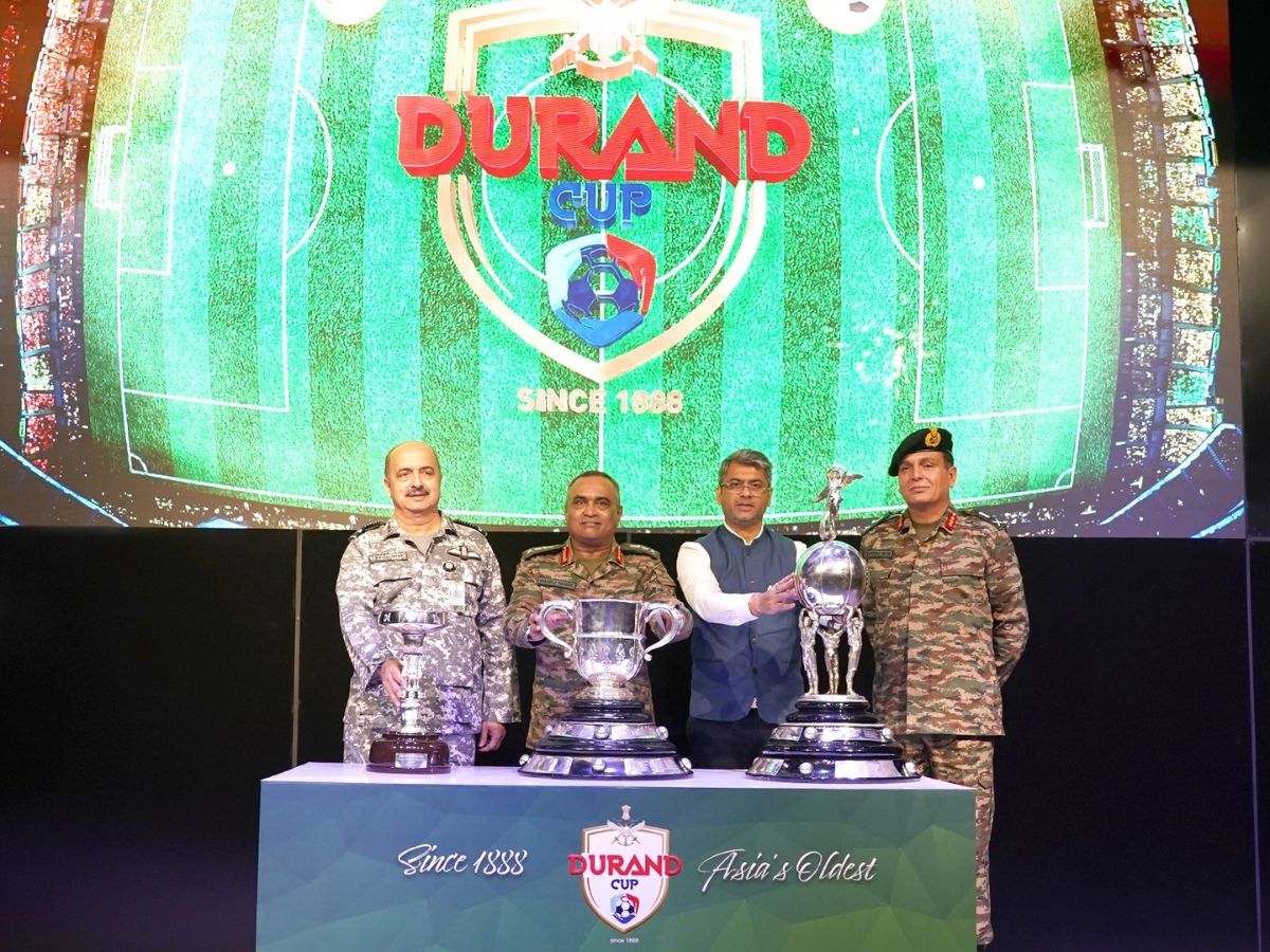 Durand Cup 'ट्रॉफी टूर': सेवा प्रमुखों ने हरी झंडी दिखाकर किया रवाना; जानिए क्या है खास ख़बर