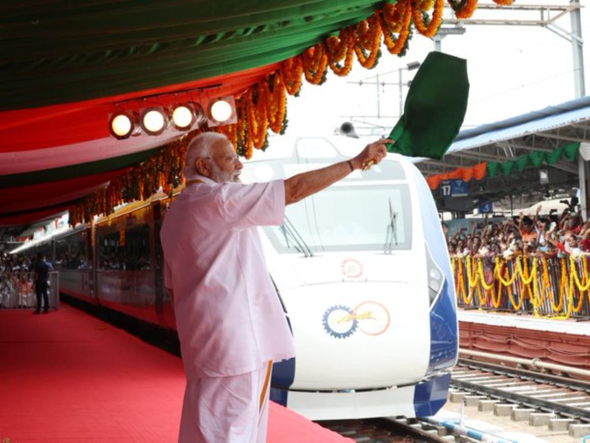 केरल में चली पहली वंदे भारत एक्सप्रेस ट्रेन; प्रधानमंत्री मोदी ने दिखाई  झंडी