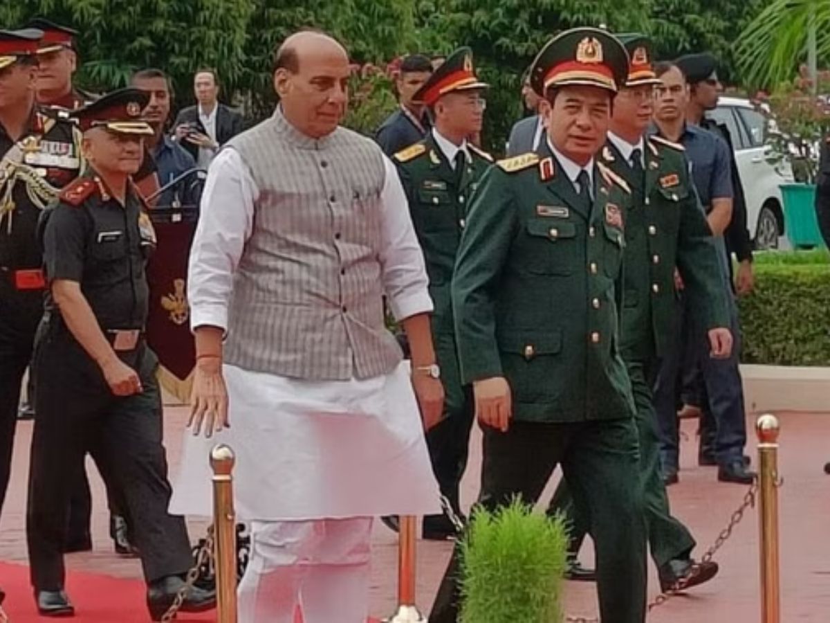 श्री राजनाथ सिंह और वियतनाम के राष्ट्रीय रक्षा मंत्री ने दोनों देशों के बीच रक्षा सहयोग बढ़ाने हेतु की बैठक, पढ़ें पूरी ख़बर  