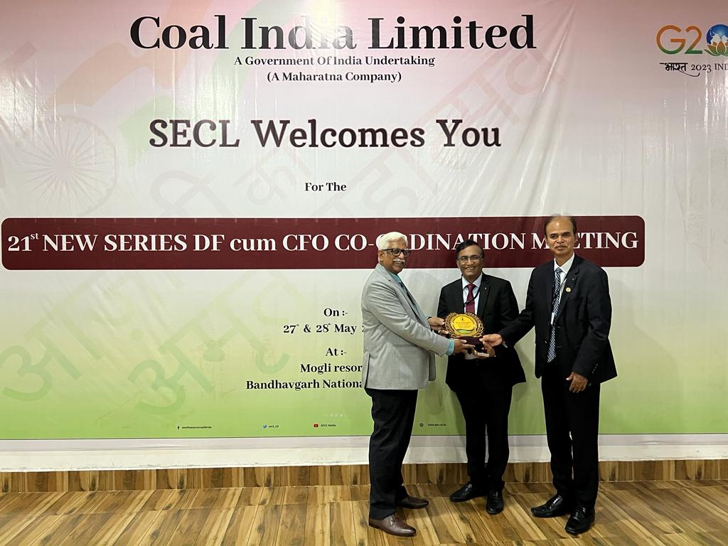 कोल इंडिया के फाइनेंस मैनुअल में योगदान के लिए एसईसीएल के वित्त निर्देशक को किया गया सम्मानित