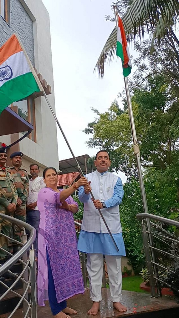केंद्रीय मंत्री श्री प्रह्लाद जोशी ने हर घर तिरंगा अभियान के उपलक्ष्य में फहराया राष्ट्रीय ध्वज