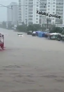ट्विट्टर पर बाढ़ के पानी में बोलेरो  की वीडियो आनंद महिंद्रा ने किया शेयर, नेटिज़न्स ने कहा- डरावना, आपत्तिजनक कंटेंट।