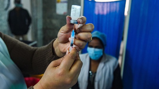 स्वास्थ्य मंत्रालय ने राज्यों से शिक्षक दिवस तक सभी स्कूली शिक्षकों को प्राथमिकता के आधार पर vaccinate करने का किया आग्रह।