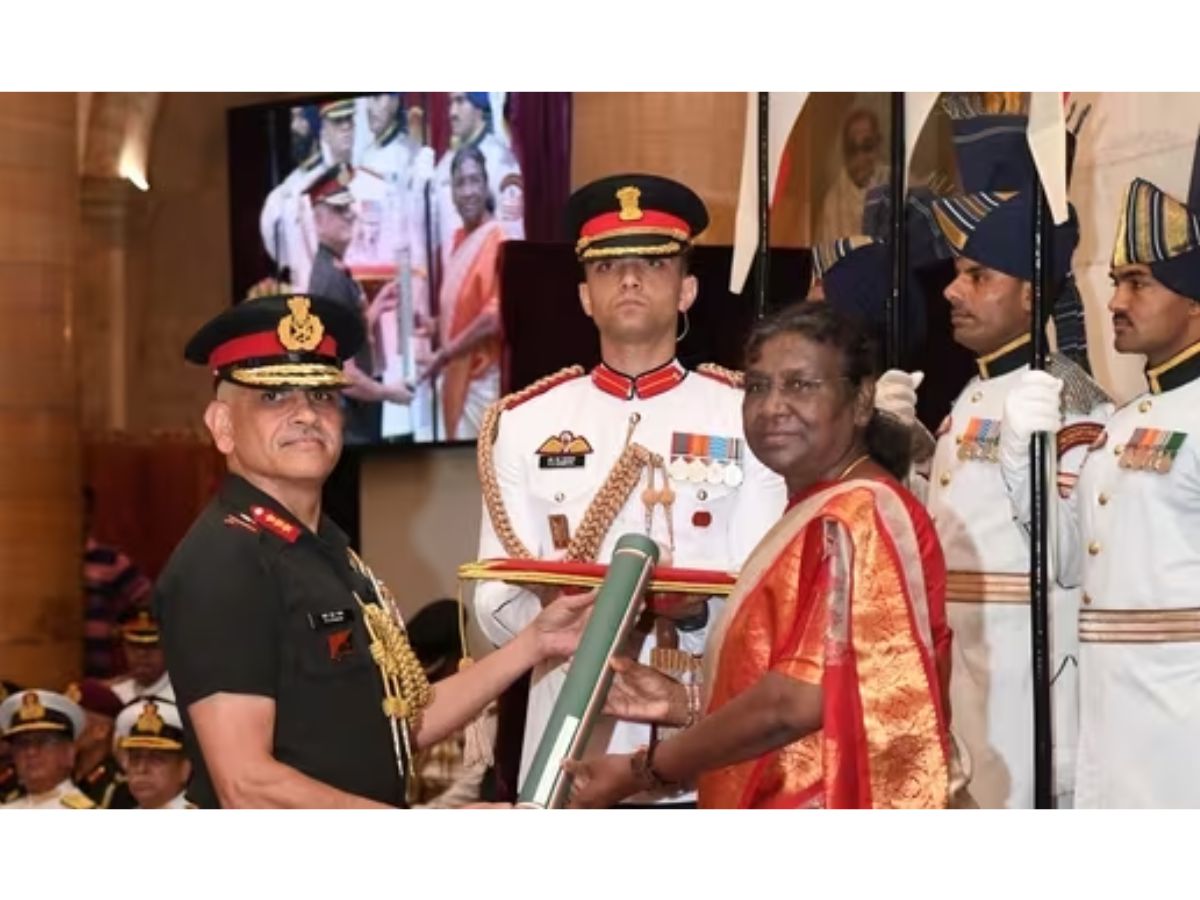 रक्षा अलंकरण समारोह (चरण-II): राष्ट्रपति मुर्मु ने दिए विशिष्ट सेवा पुरस्कार